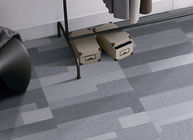 Preuve foncée de Grey Carpet Tiles Texture Scratch de conception aléatoire pour le mur de salon