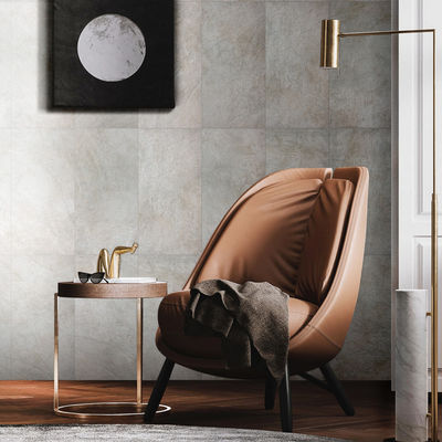 Panneaux de carrelage en porcelaine gris pour un sol polyvalent et élégant