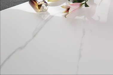 Tuile blanche superbe de porcelaine polie par Carrare, carrelages de marbre en céramique