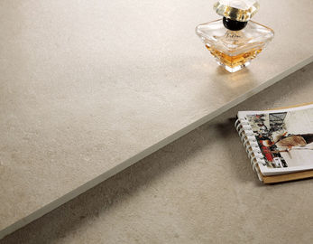 L'hôpital semi poli a glacé les tuiles d'intérieur de porcelaine de couleur beige texturisée approximative de tuiles de porcelaine