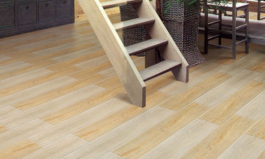 La porcelaine en bois de plancher de cuisine couvre de tuiles Matte Surface Non Slip Ceramic qu'en bois regard carrelage les tuiles d'intérieur de mur conçoivent