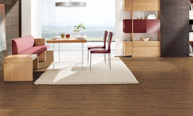 Le bois en céramique en bois de carrelages de regard de la taille 200x1200mm de texture de porcelaine de plancher en bois moderne de planche couvre de tuiles le carrelage foncé