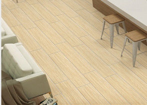 Les tuiles en bois de porcelaine de regard glissent à la maison non les carrelages en céramique résistants à l'usure de Matte Tiles Floor Wooden Grain