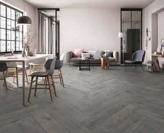 Le regard du bois 48x8 avance les tuiles petit à petit d'intérieur de porcelaine, glissement de tuile de porcelaine de Taupe anti