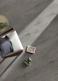 Les tuiles dans la texture en bois et glissent non la tuile en bois en céramique rustique de la texture 1200x200 en bois mate