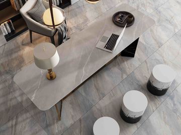 Les tuiles marbrent la porcelaine de planchers que le grand mur de porcelaine de tuile de porcelaine de taille couvre de tuiles le carrelage de porcelaine de salon